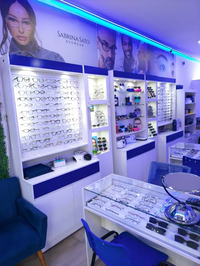 Interior da Ótica Blulens com paredes de armações expostas