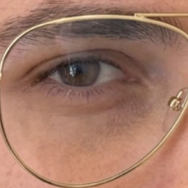 Óculos aviador de metal dourado usado por um cliente da Ótica Blulens