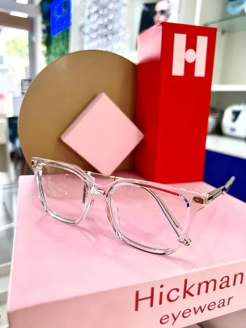 Armação feminina transparente em tom rosé exposta na Ótica Blulens