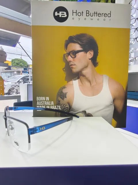 Armação masculina azul da marca HB exposta na Ótica Blulens