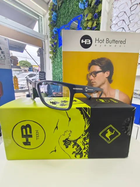 Armação teen preta da marca HB na Ótica Blulens